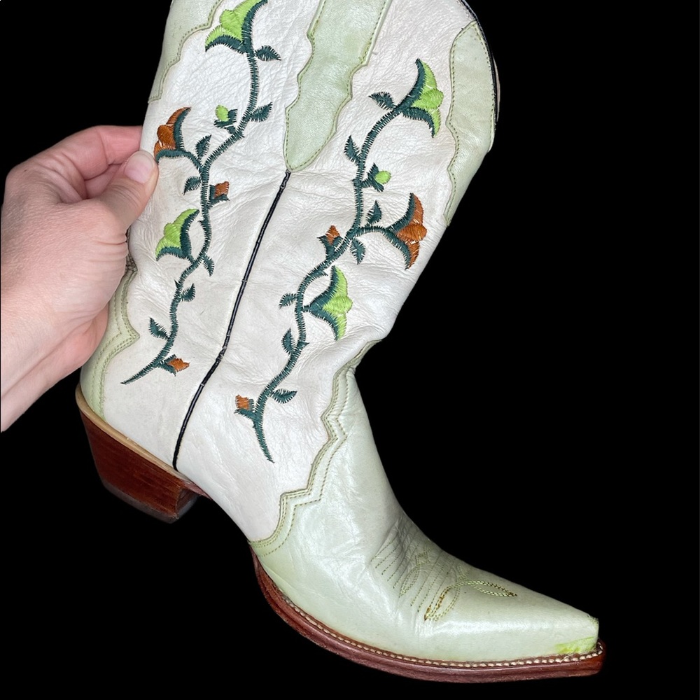 Vintage ornate embroidered cowboy boots with pointy toe size 7.5